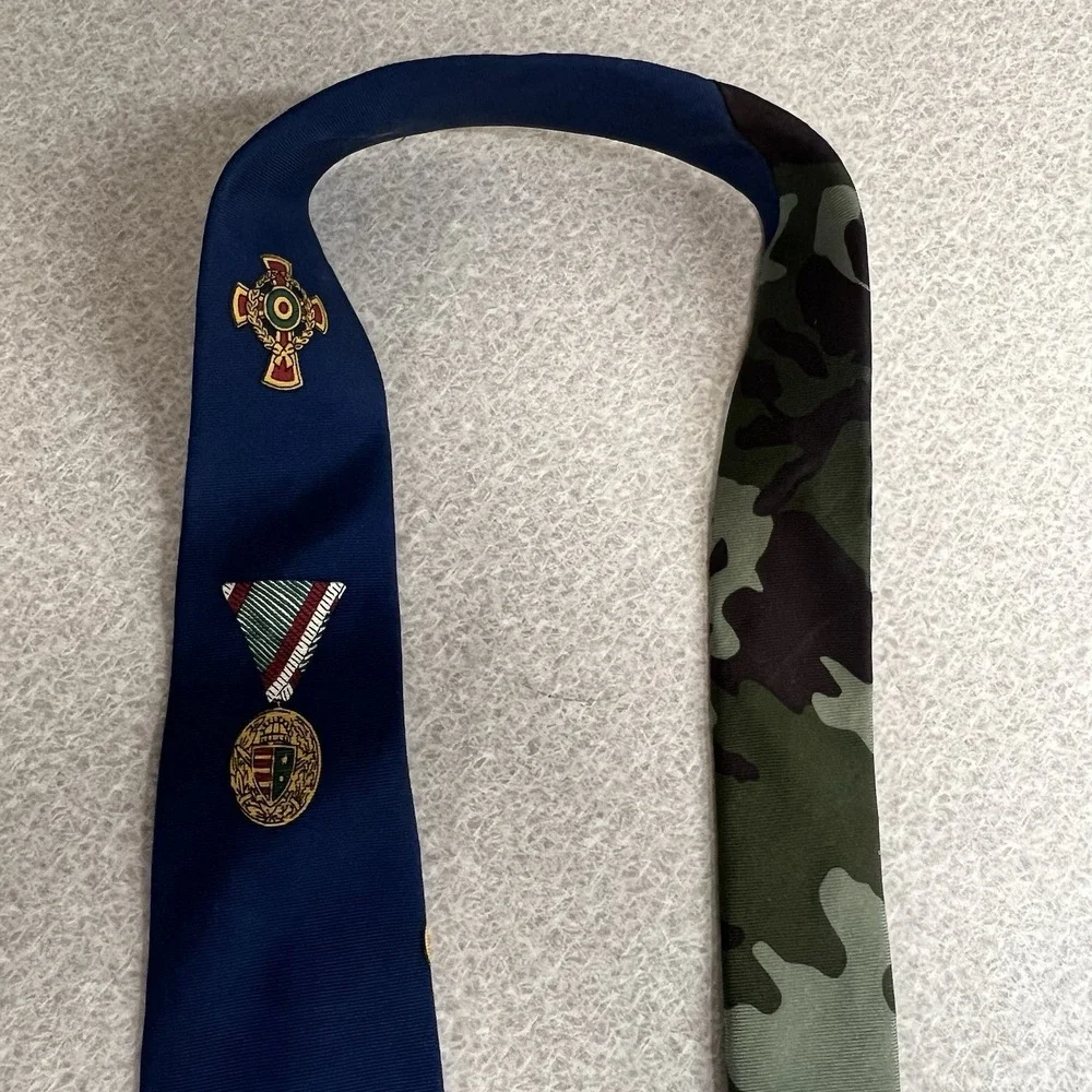 VTG Tommy Hilfiger Necktie Italian Silk Medals Crests Camo USA 3.75 X‎ 56